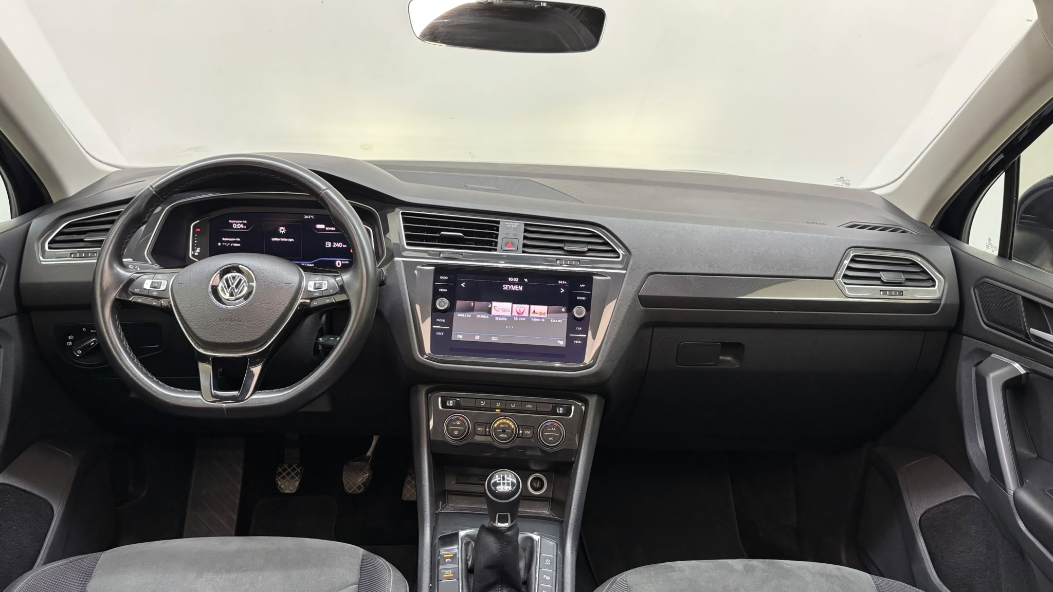 VOLKSWAGEN TIGUAN 9
